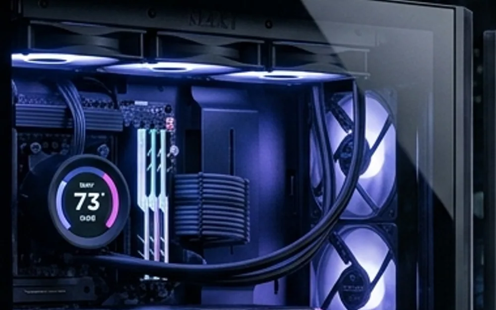 Interior de computador com módulos de memória, refrigeração e placas instaladas